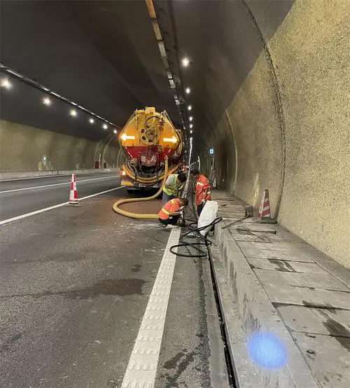 鲅鱼圈隧道排水渠清淤